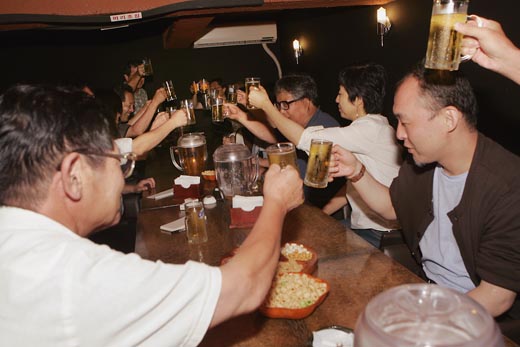 맥주 한 잔으로 여행의 마지막날을 기념하는 일본인 참가자들. 교수, 사회운동가, 미화원 등 다양한 직업에 종사하는 사람들로 구성됐다. 